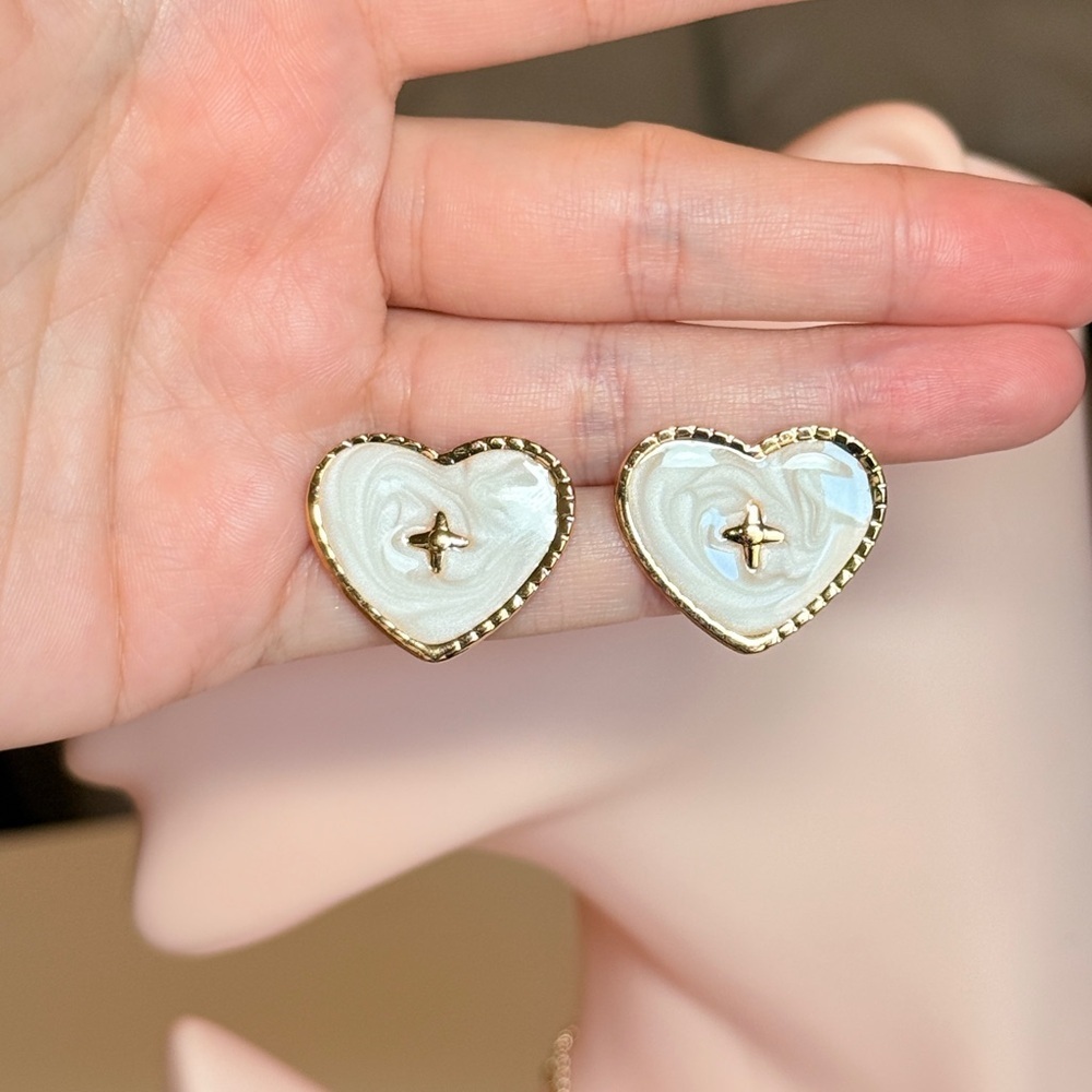 ⚜️ Gold and Cream Heart Earrings - Picture 4 of 9